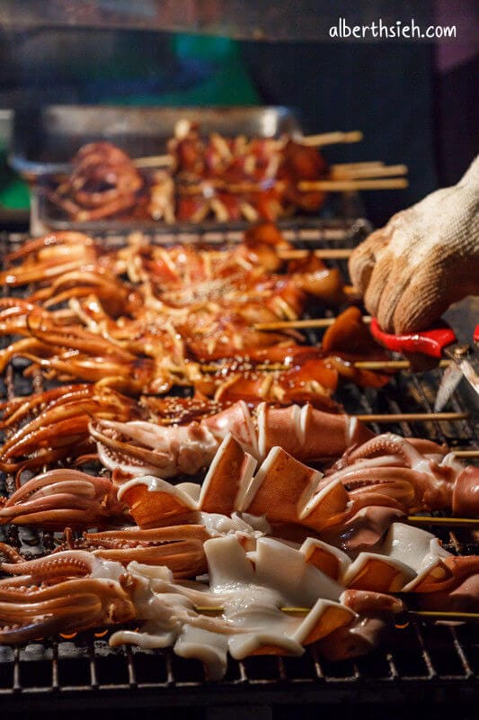 南崁五福夜市．桃園蘆竹美食（烤魷魚、籃記米腸加香腸、小叮噹牛排、乳雞翅）