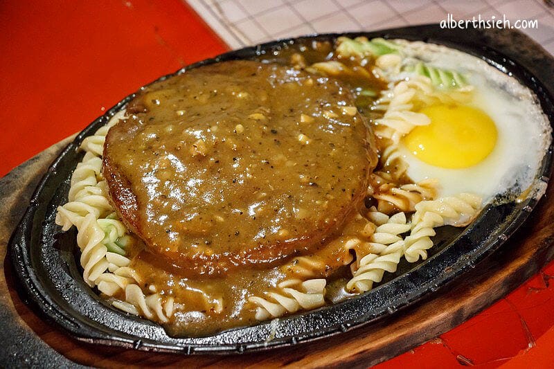 南崁五福夜市．桃園蘆竹美食（烤魷魚、籃記米腸加香腸、小叮噹牛排、乳雞翅）