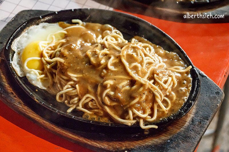 南崁五福夜市．桃園蘆竹美食（烤魷魚、籃記米腸加香腸、小叮噹牛排、乳雞翅）
