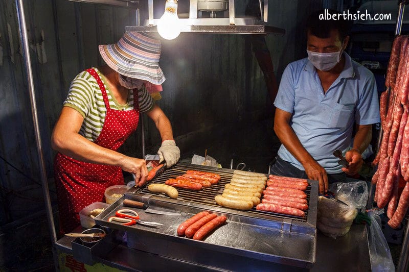 南崁五福夜市．桃園蘆竹美食（烤魷魚、籃記米腸加香腸、小叮噹牛排、乳雞翅）
