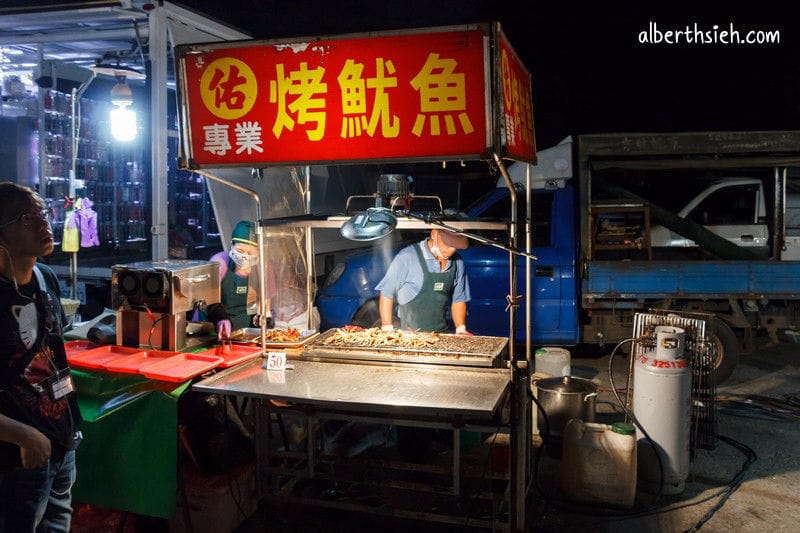 南崁五福夜市．桃園蘆竹美食（烤魷魚、籃記米腸加香腸、小叮噹牛排、乳雞翅）