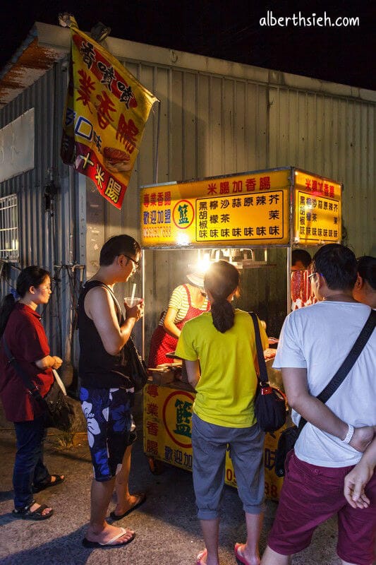 南崁五福夜市．桃園蘆竹美食（烤魷魚、籃記米腸加香腸、小叮噹牛排、乳雞翅）