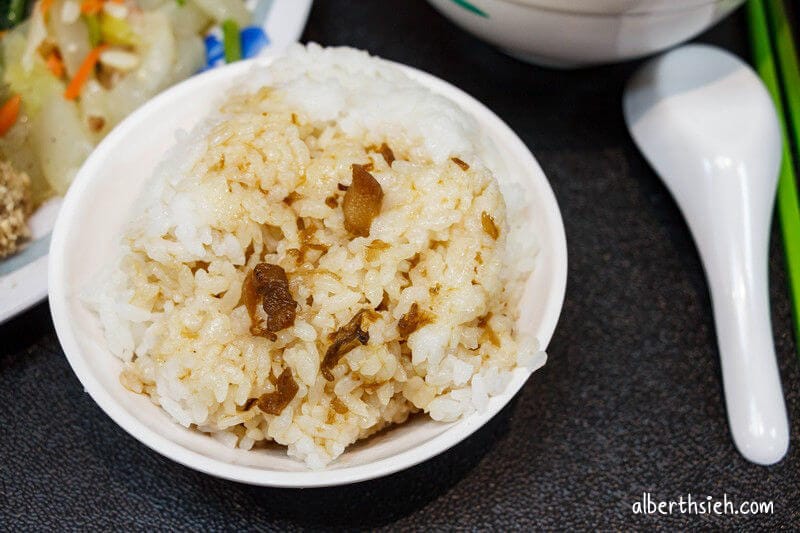 大碗公豬腳飯．桃園區美食（豬腳滷的很透膠質很多）