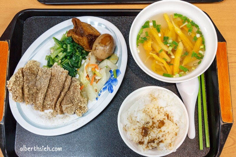 大碗公豬腳飯．桃園區美食（豬腳滷的很透膠質很多）
