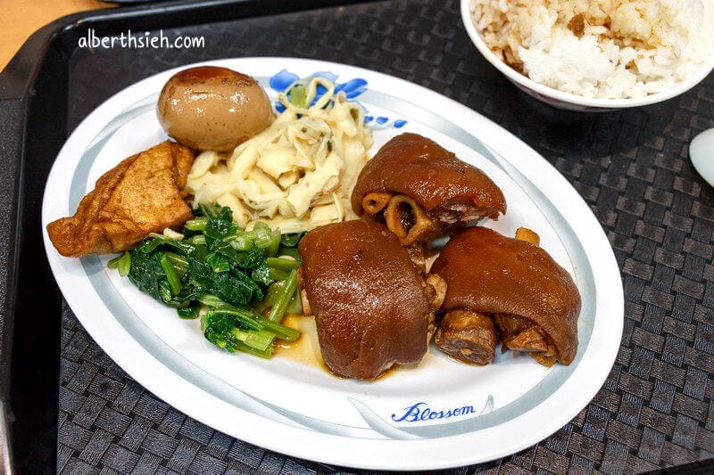 大碗公豬腳飯．桃園區美食（豬腳滷的很透膠質很多）