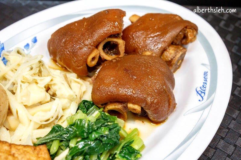 大碗公豬腳飯．桃園區美食（豬腳滷的很透膠質很多）