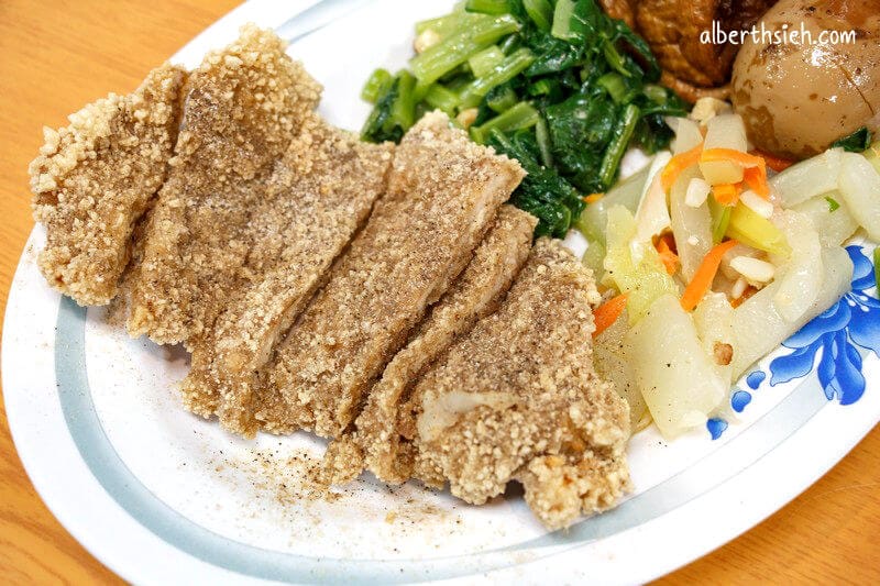 大碗公豬腳飯．桃園區美食（豬腳滷的很透膠質很多）