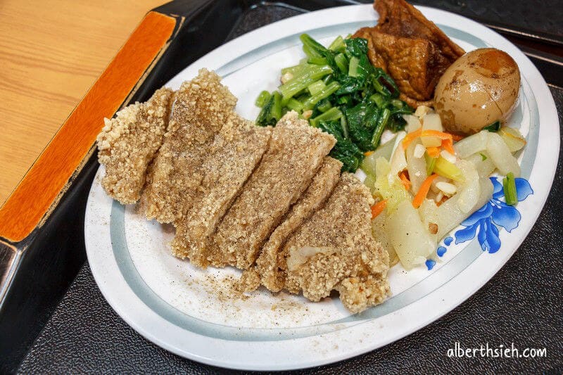 大碗公豬腳飯．桃園區美食（豬腳滷的很透膠質很多）