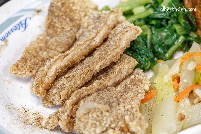 大碗公豬腳飯．桃園區美食（豬腳滷的很透膠質很多）