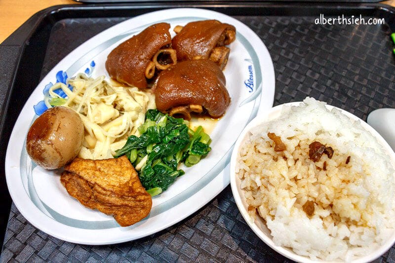 大碗公豬腳飯．桃園區美食（豬腳滷的很透膠質很多）