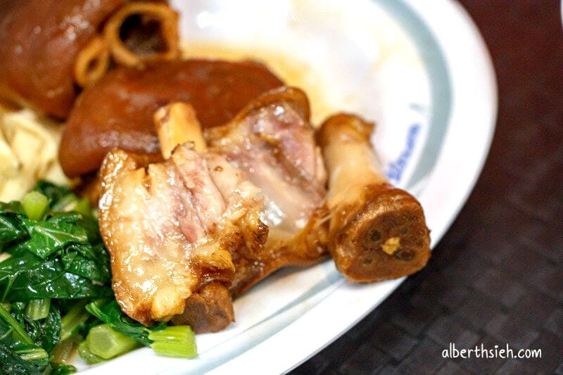 大碗公豬腳飯．桃園區美食（豬腳滷的很透膠質很多）