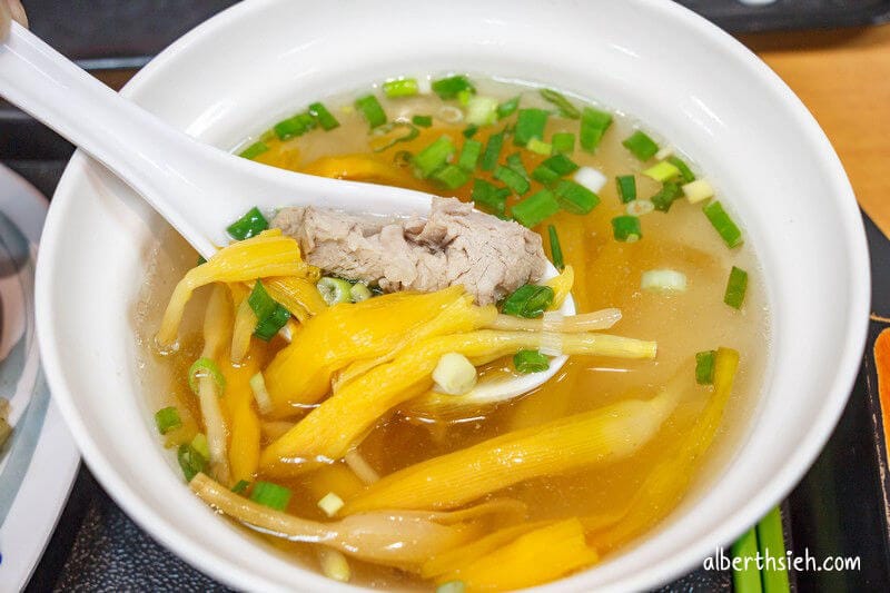 大碗公豬腳飯．桃園區美食（豬腳滷的很透膠質很多）