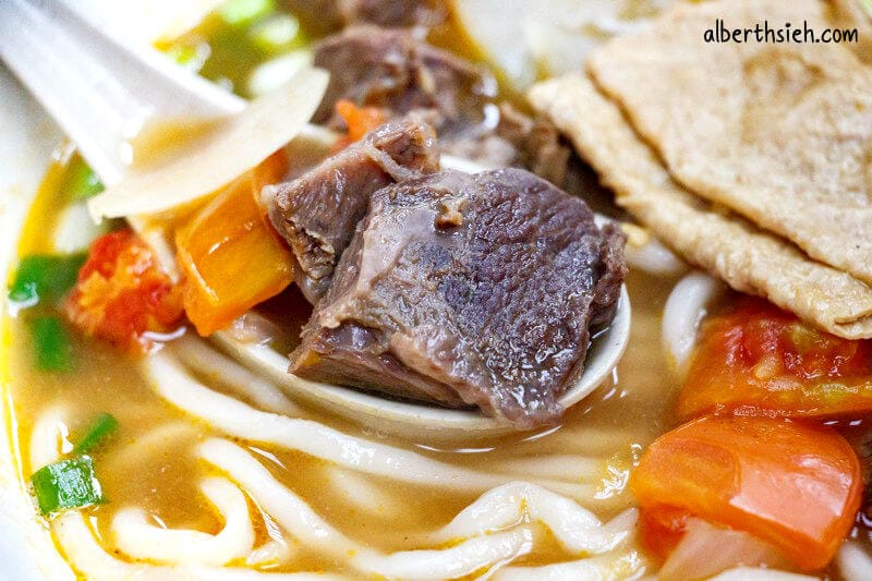 老師傅牛肉麵．中壢中原美食（番茄牛肉麵帶點酸甜味很清爽順口）