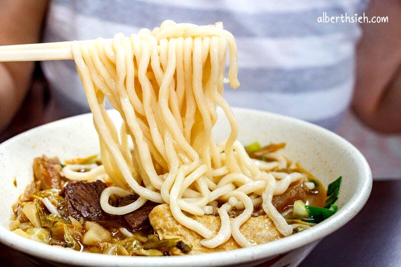 老師傅牛肉麵．中壢中原美食（番茄牛肉麵帶點酸甜味很清爽順口）