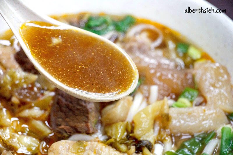 老師傅牛肉麵．中壢中原美食（番茄牛肉麵帶點酸甜味很清爽順口）