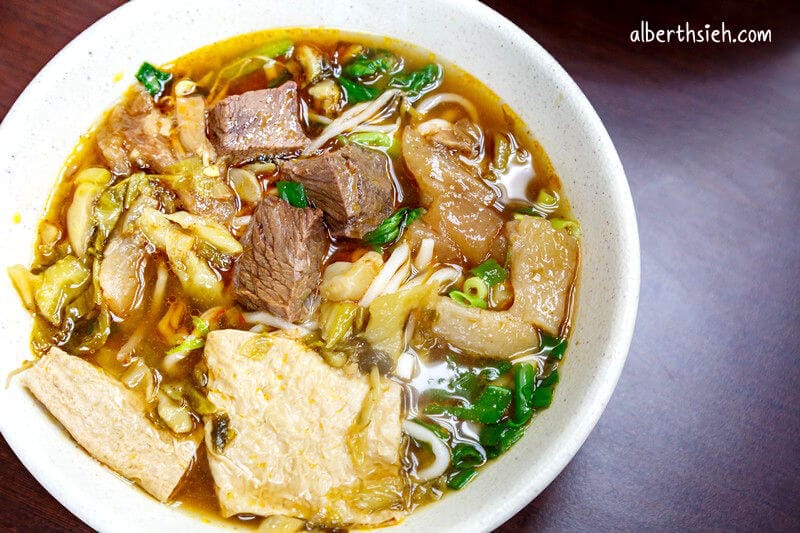 老師傅牛肉麵．中壢中原美食（番茄牛肉麵帶點酸甜味很清爽順口）