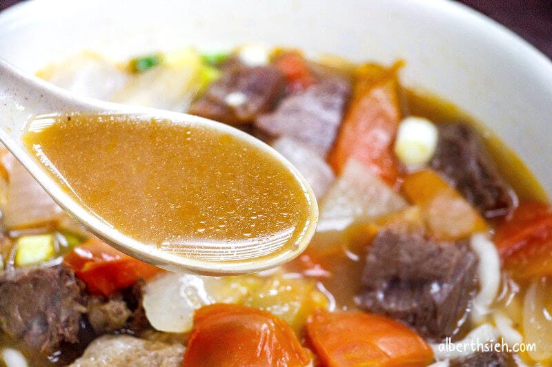 老師傅牛肉麵．中壢中原美食（番茄牛肉麵帶點酸甜味很清爽順口）