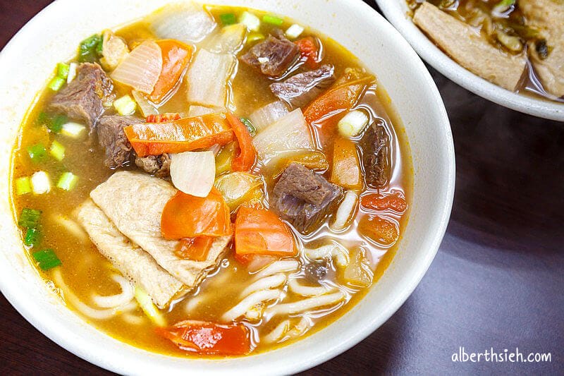 老師傅牛肉麵．中壢中原美食（番茄牛肉麵帶點酸甜味很清爽順口）