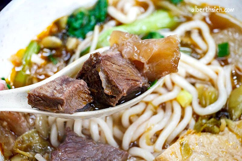 老師傅牛肉麵．中壢中原美食（番茄牛肉麵帶點酸甜味很清爽順口）