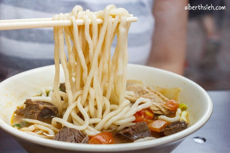 老師傅牛肉麵．中壢中原美食（番茄牛肉麵帶點酸甜味很清爽順口）