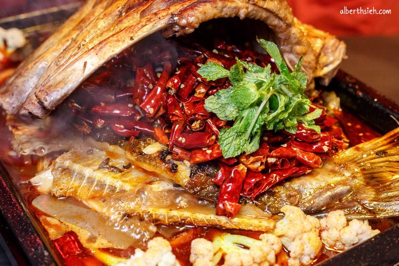 水貨-炭火烤魚．中和美食（創新水果烤魚，還可以一爐二吃變身麻辣鍋）