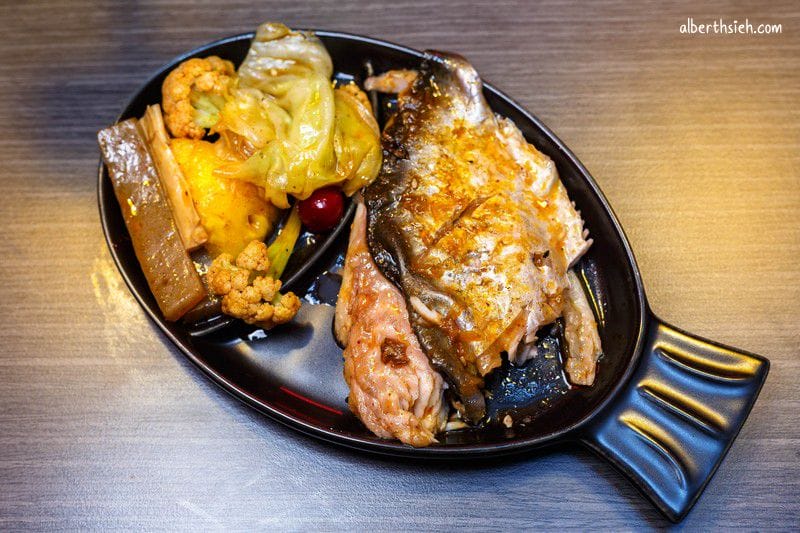 水貨-炭火烤魚．中和美食（創新水果烤魚，還可以一爐二吃變身麻辣鍋）