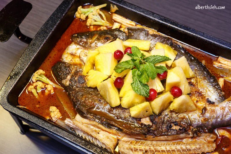 水貨-炭火烤魚．中和美食（創新水果烤魚，還可以一爐二吃變身麻辣鍋）