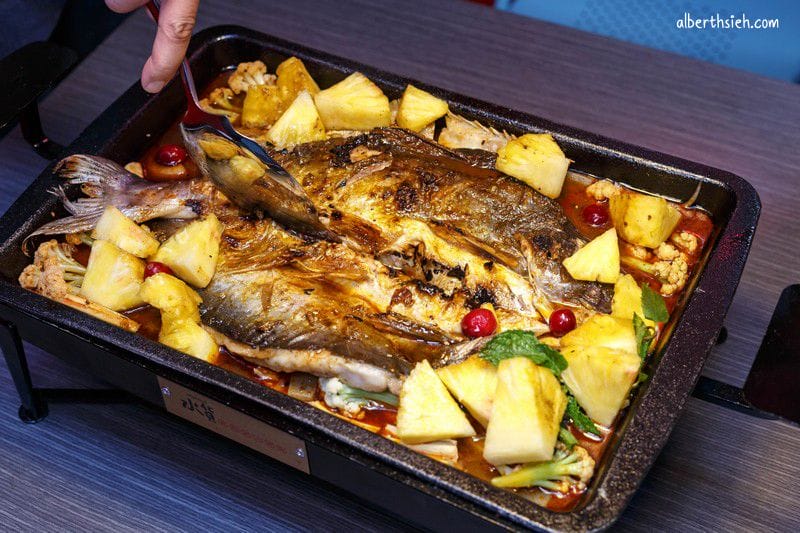 水貨-炭火烤魚．中和美食（創新水果烤魚，還可以一爐二吃變身麻辣鍋）