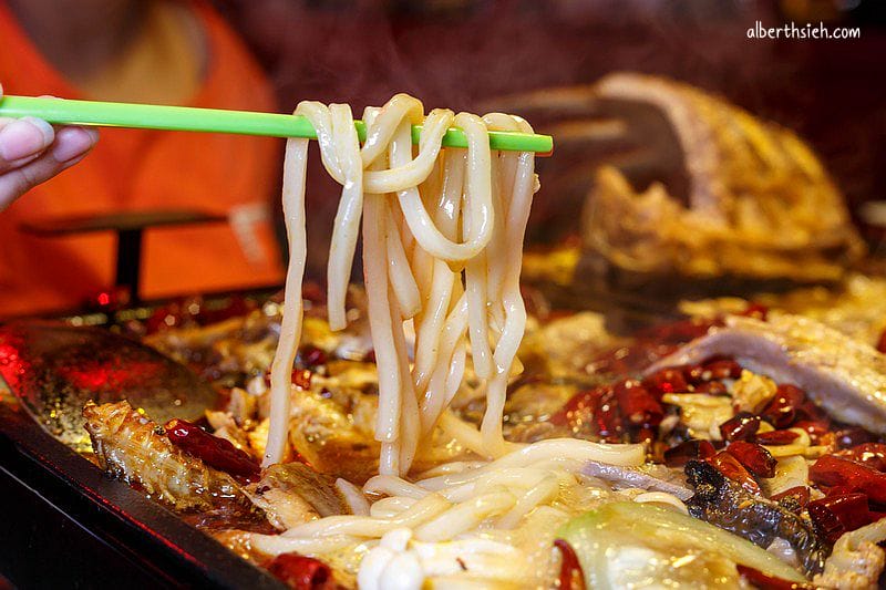 水貨-炭火烤魚．中和美食（創新水果烤魚，還可以一爐二吃變身麻辣鍋）