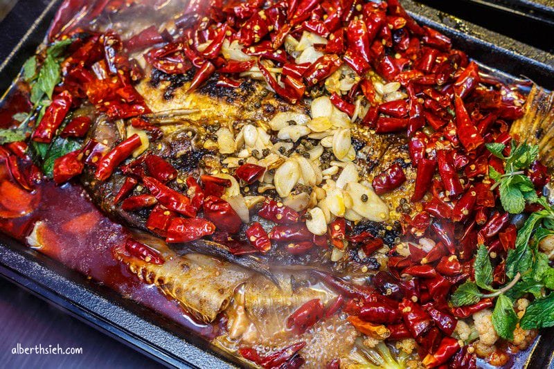 水貨-炭火烤魚．中和美食（創新水果烤魚，還可以一爐二吃變身麻辣鍋）