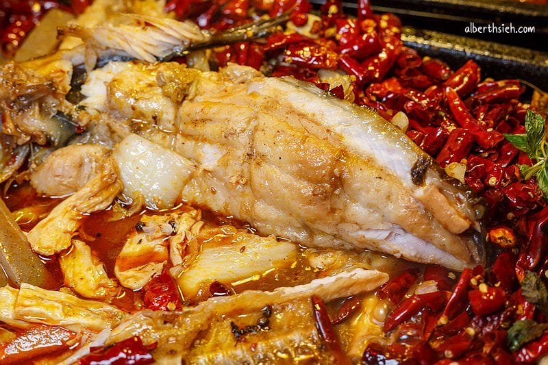 水貨-炭火烤魚．中和美食（創新水果烤魚，還可以一爐二吃變身麻辣鍋）