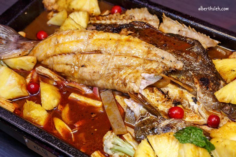 水貨-炭火烤魚．中和美食（創新水果烤魚，還可以一爐二吃變身麻辣鍋）