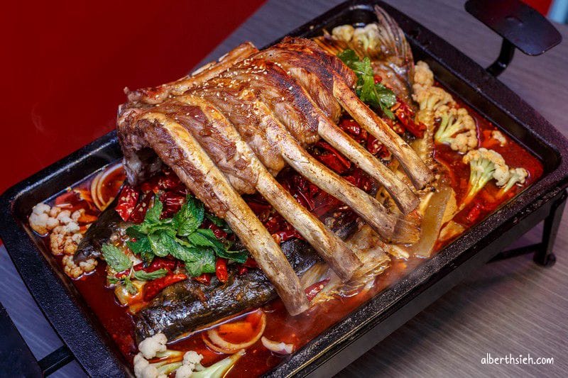 水貨-炭火烤魚．中和美食（創新水果烤魚，還可以一爐二吃變身麻辣鍋）