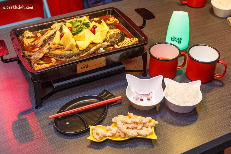 水貨-炭火烤魚．中和美食（創新水果烤魚，還可以一爐二吃變身麻辣鍋）
