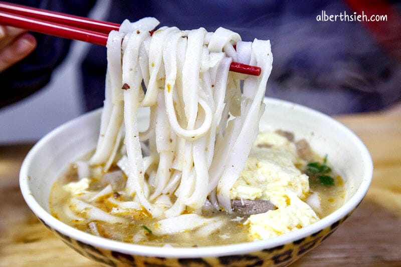 阿秀米干．龍岡忠貞市場美食（湯頭清爽不油膩免費的泡菜也好吃）