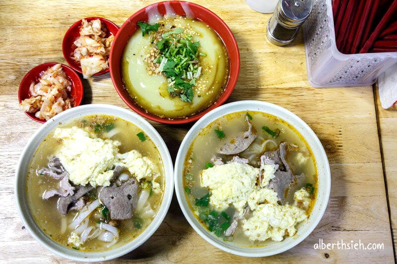 阿秀米干．龍岡忠貞市場美食（湯頭清爽不油膩免費的泡菜也好吃）