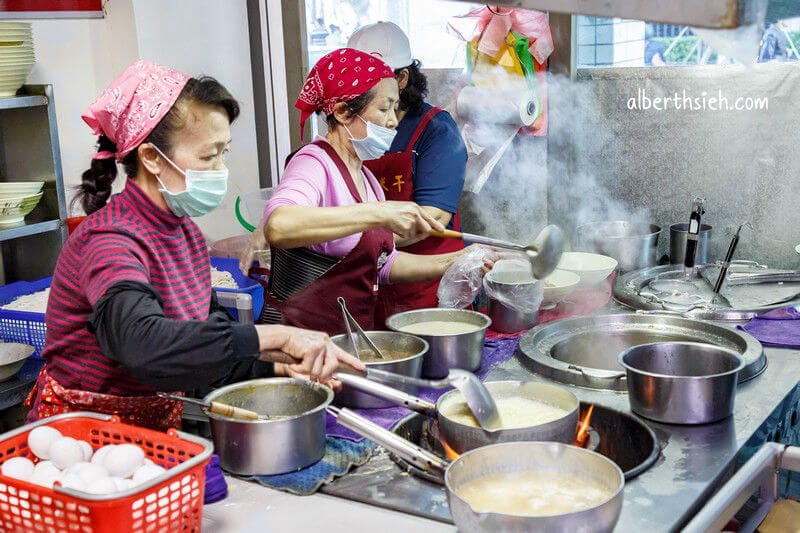 阿秀米干．龍岡忠貞市場美食（湯頭清爽不油膩免費的泡菜也好吃）