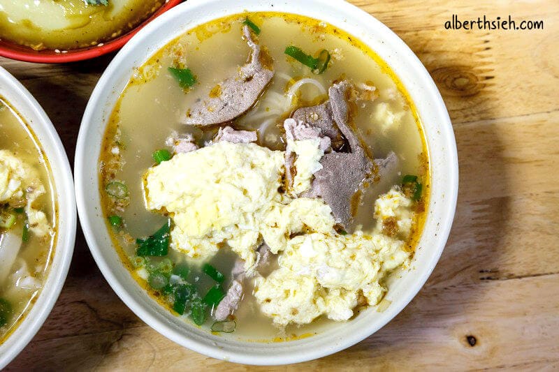 阿秀米干．龍岡忠貞市場美食（湯頭清爽不油膩免費的泡菜也好吃）