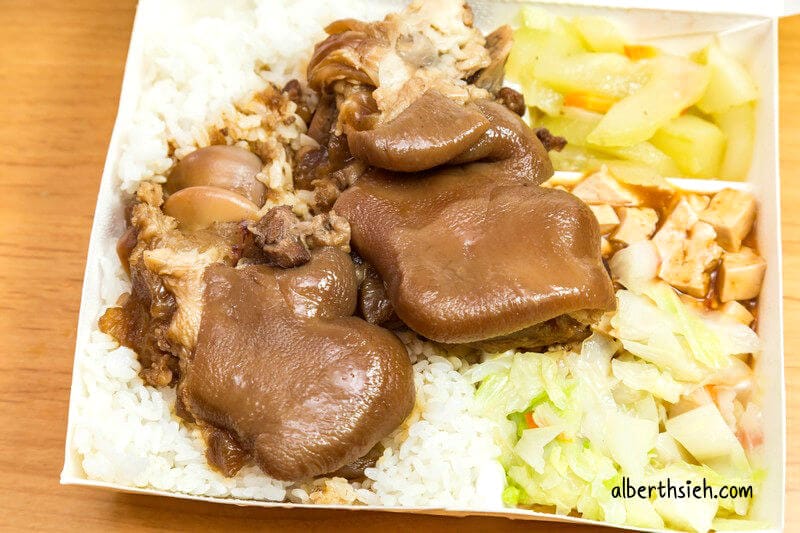 佳珍餐飲．桃園便當（20180614更新，雞腿豬腳飯都不錯吃，但價錢偏高）