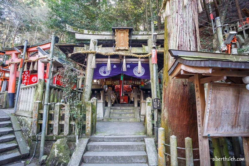 伏見稻荷大社．京都景點（感受千本鳥居震撼以及獨特狐狸造型繪馬）