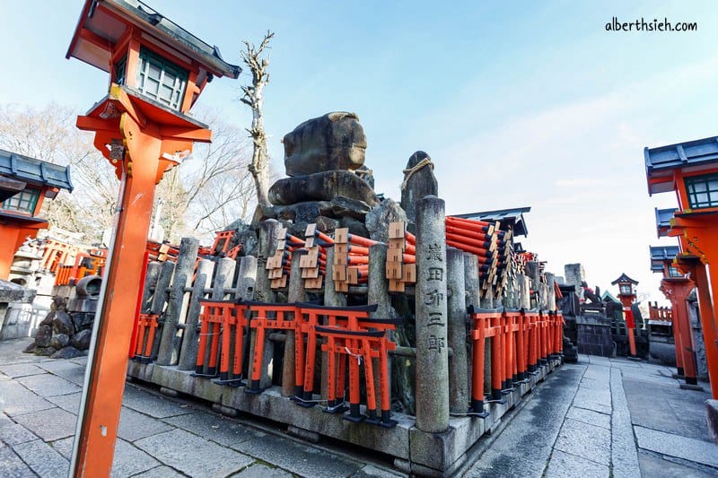 伏見稻荷大社．京都景點（感受千本鳥居震撼以及獨特狐狸造型繪馬）