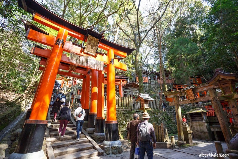 伏見稻荷大社．京都景點（感受千本鳥居震撼以及獨特狐狸造型繪馬）