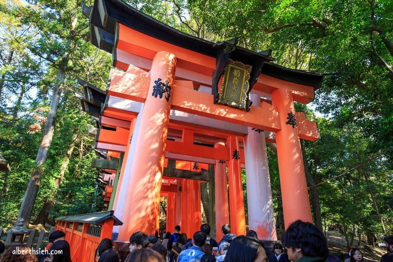 伏見稻荷大社．京都景點（感受千本鳥居震撼以及獨特狐狸造型繪馬）
