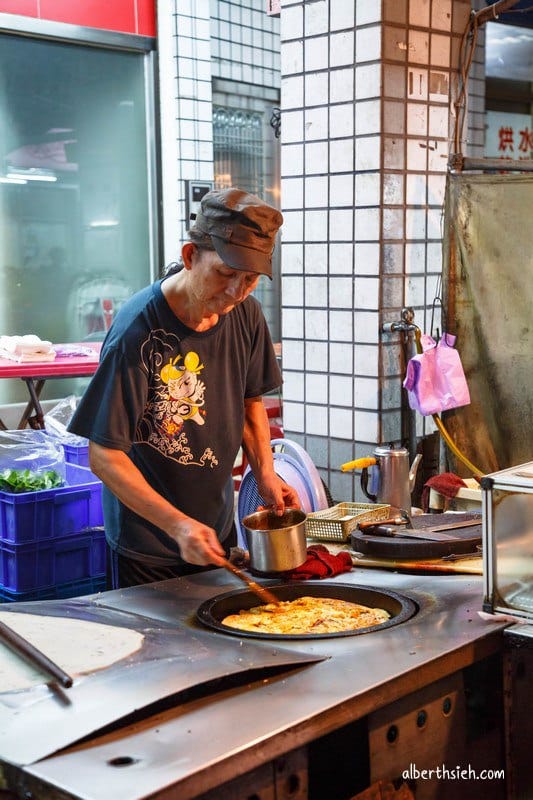 長髮叔叔蔥油餅．桃園中壢美食（中原學生必推的九層塔蔥油餅加蛋）