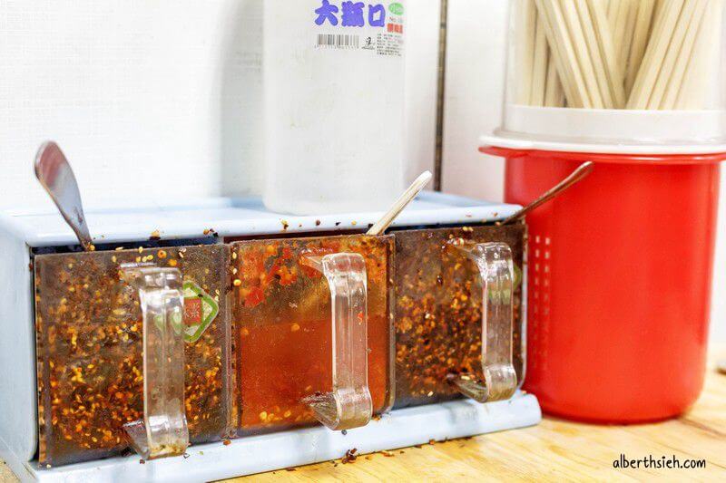 宏珍雲南過橋米線米干．中壢龍岡忠貞市場美食（份量大湯頭佳黑糯米粑巴好吃）
