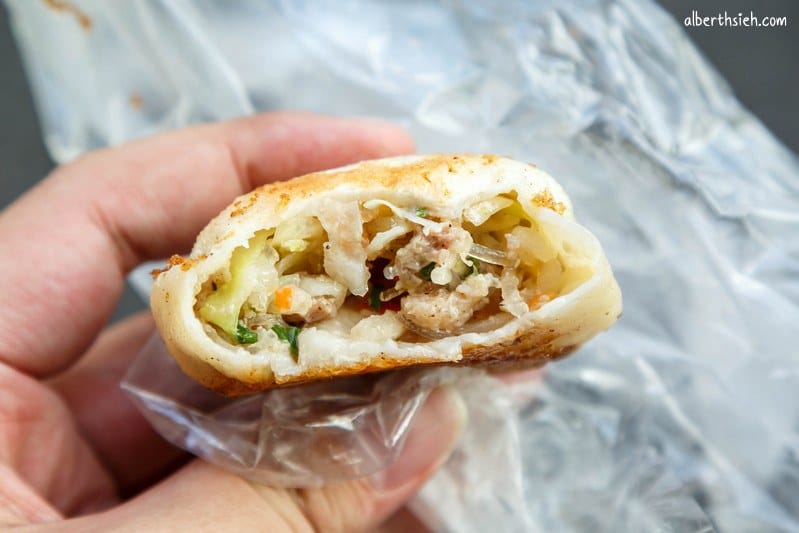 一品香水煎包．台中大甲美食（韭菜包也不錯，豬肉餡餅還會噴汁呢！）