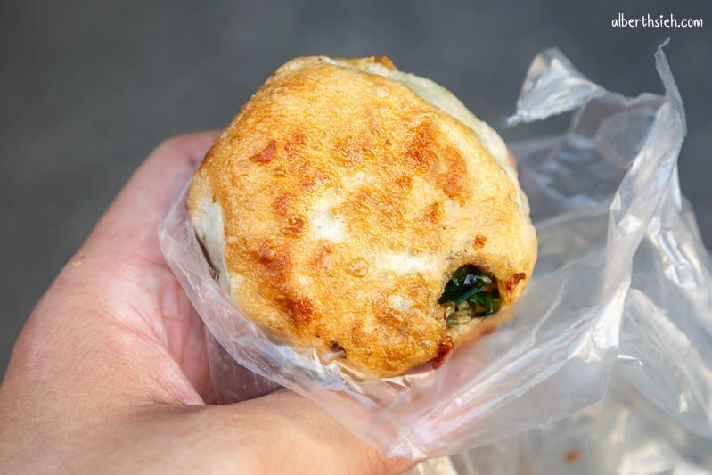 一品香水煎包．台中大甲美食（韭菜包也不錯，豬肉餡餅還會噴汁呢！）