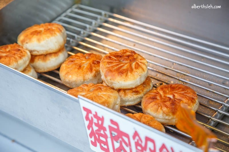 一品香水煎包．台中大甲美食（韭菜包也不錯，豬肉餡餅還會噴汁呢！）