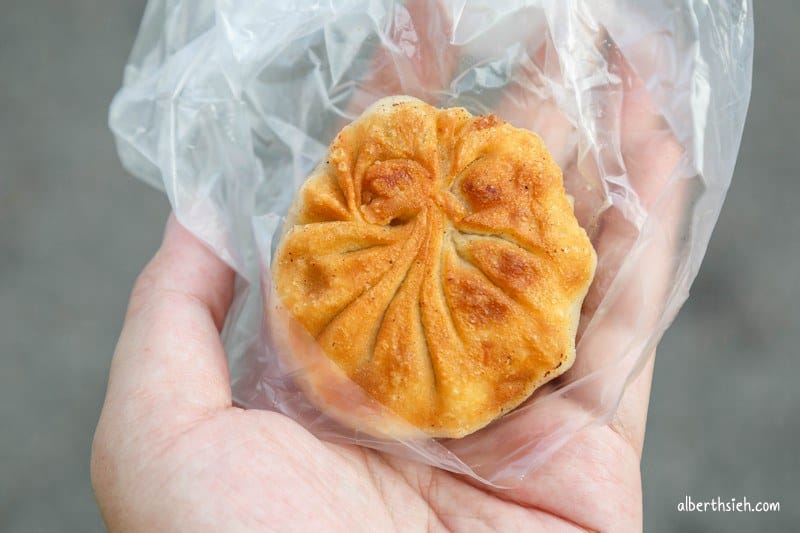 一品香水煎包．台中大甲美食（韭菜包也不錯，豬肉餡餅還會噴汁呢！）