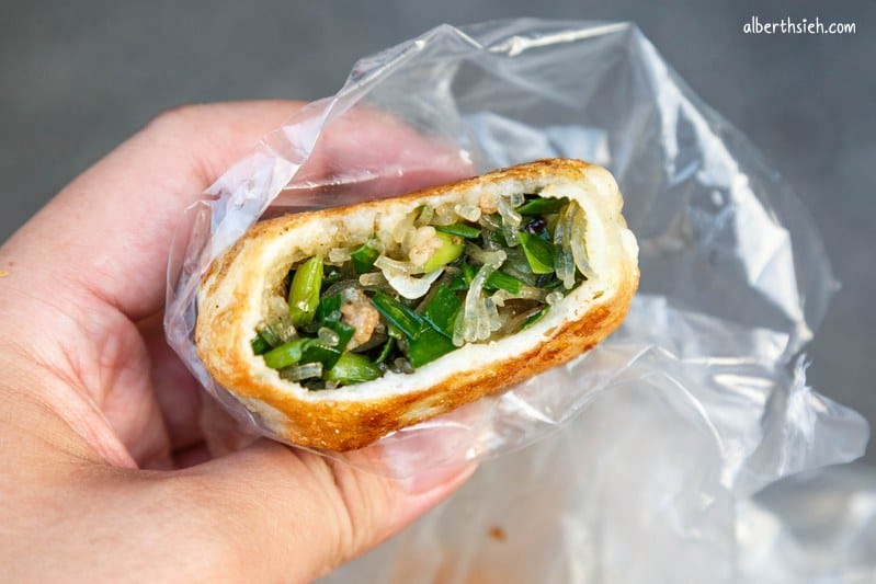 一品香水煎包．台中大甲美食（韭菜包也不錯，豬肉餡餅還會噴汁呢！）